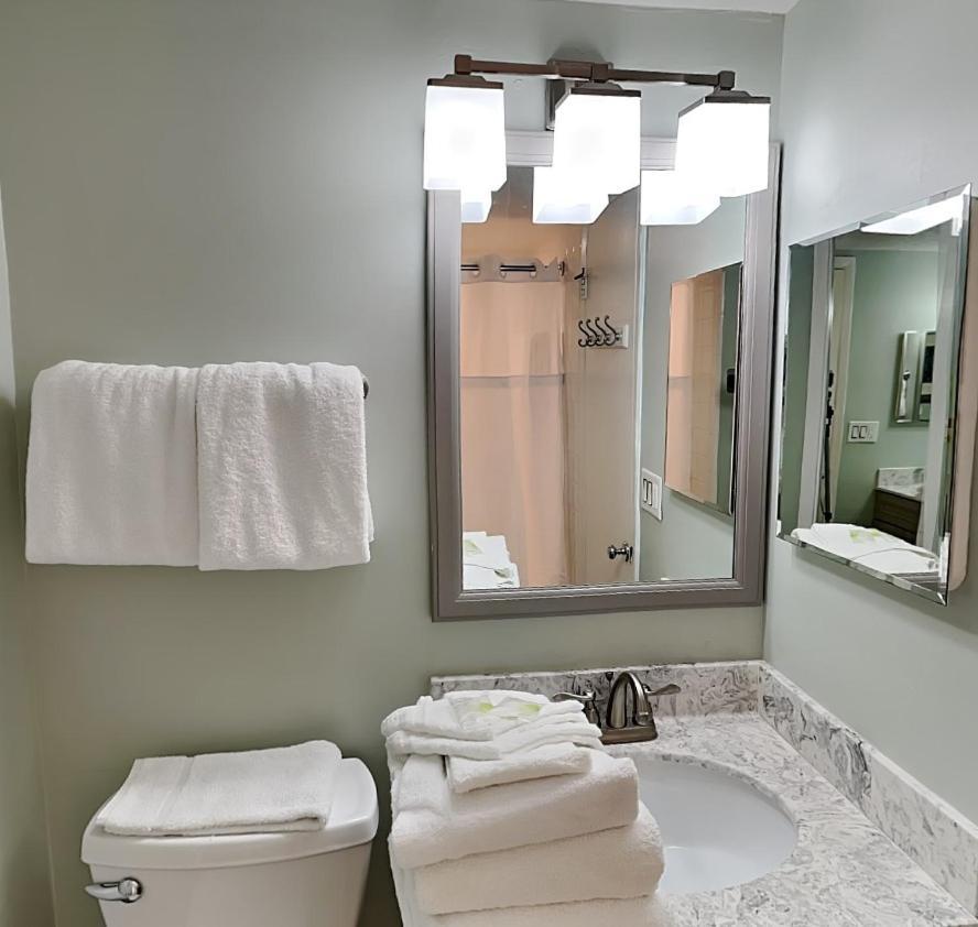 Pinnacle Port A-702 Apartment